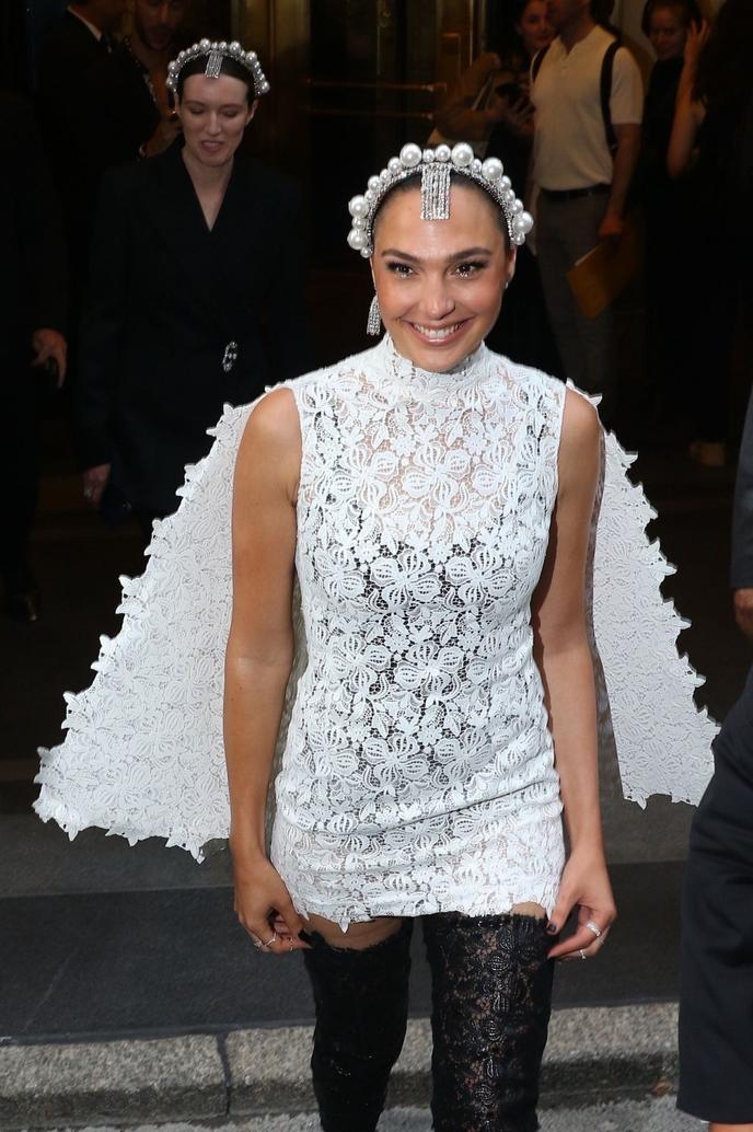 Gal Gadot Mariage Robe : Le Guide Complet de la Robe de Mariée de la Wonder Woman d’Israël