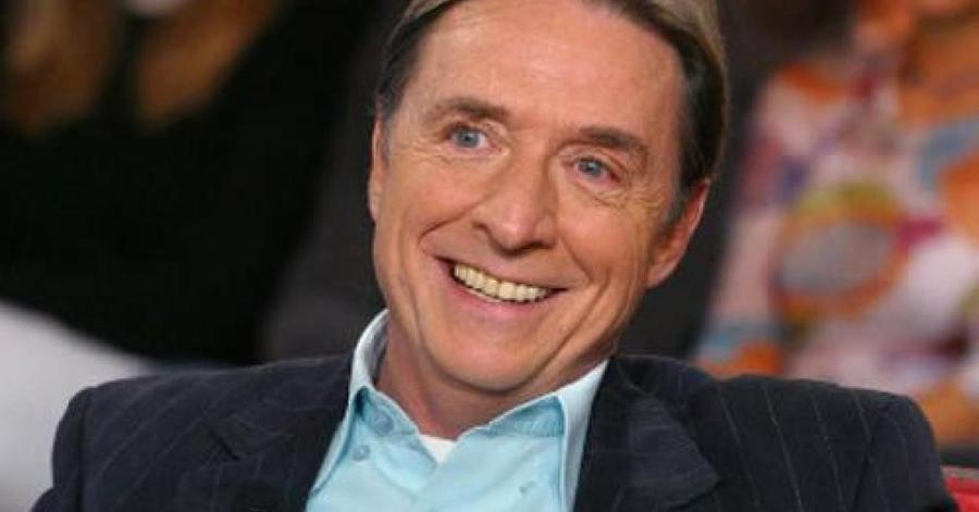 Pascal Sevran est mort à l’âge de 62 ans, le 9 mai 2008, des suites d’un cancer du poumon, parfois évoqué comme un double cancer touchant aussi le foie.Cette triste nouvelle a été confirmée officiellement par sa famille et par France Télévisions, relayée par l’AFP. Mais pourquoi ce départ a-t-il autant marqué ? Comment cet homme au sourire communicatif a-t-il affronté la maladie ? Retour sur cette histoire bouleversante, tout en révélant les facettes méconnues d’un animateur pas comme les autres.