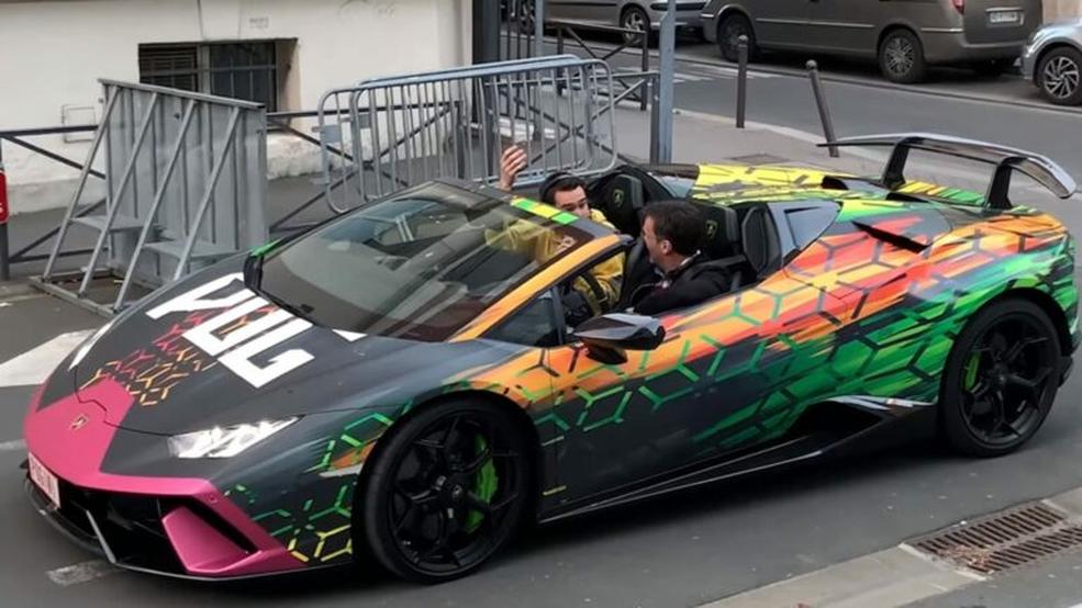 Pog Influenceur, alias François Dequidt, est une figure incontournable sur la scène automobile et geek, où il fédère une communauté massive grâce à sa passion contagieuse et son authenticité.Mais qui est vraiment ce franco-belge aux supercars multicolores et aux vidéos spectaculaires ? Partons à la découverte de ce phénomène unique.