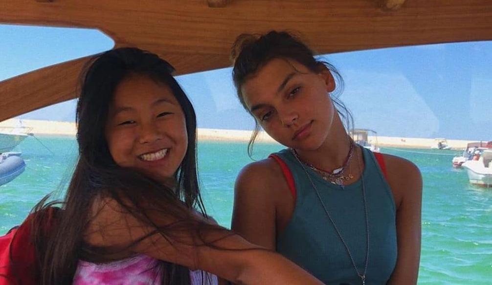 La relation avec Jade reste mystérieuse, ni étonnante ni confirmée. En 2021, ils apparaissaient ensemble et l’on se demandait déjà si une idylle se dessinait. Tristan reste évasif lors d’une interview en affirmant ni oui ni non.