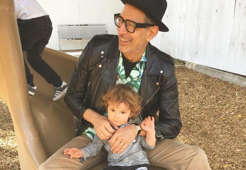 Être père pour la première fois à 62 ans ? Jeff Goldblum l’a fait. Et sans regret. Dans une interview récente, l’acteur a confessé combien la paternité l’a transformé. « C’est incroyable », disait-il. « Chaque émotion se déchaîne, et c’est un vrai miroir de qui on est et de ce qu’on peut améliorer. »
