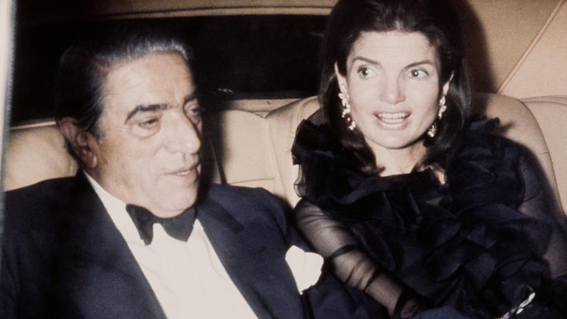 Jackie Kennedy Onassis s’est mariée avec Aristotle Onassis en octobre 1968 sur l'île de Skorpios, un événement entouré de mystère, de surprises et d'un certain glamour grec.Ce mariage reste un chapitre fascinant de l'histoire américaine et mondiale. Plongeons dans cette union qui, malgré les contrastes, a marqué l'image de la célèbre Première dame américaine et révélé des aspects insoupçonnés de sa vie.