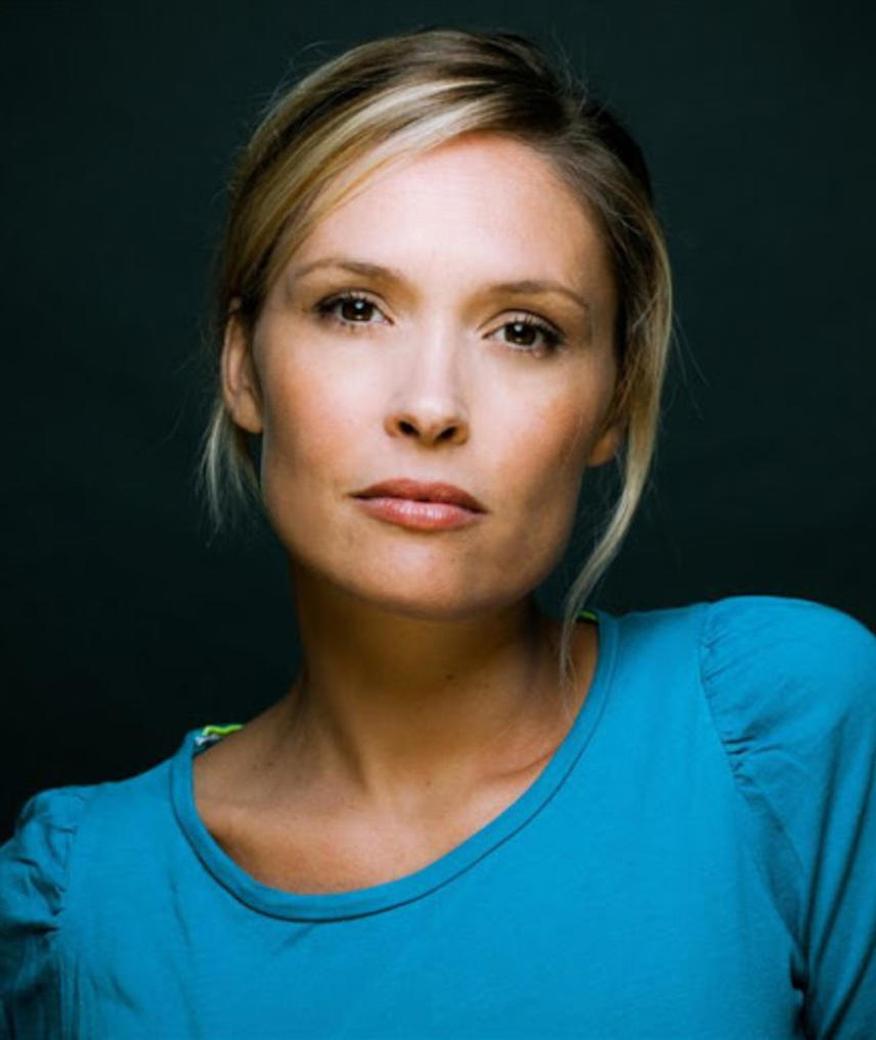 Alice Cornillac suit une formation d’actrice, encouragée par sa grand-mère Myriam Boyer, elle-même figure du théâtre. Lily, quant à elle, est plus discrète, son compte sur les réseaux sociaux étant privé, tandis qu’Alice s’expose davantage.