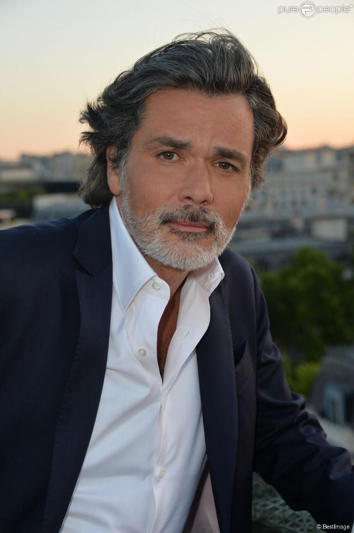 Malgré un agenda assez chargé – on parle tout de même d’un réalisateur et scénariste renommé –, Christophe met un point d’honneur à chérir les moments passés en famille. Peu de temps perdus, mais du temps de qualité. Il aime emmener les siens en voyages, avec une préférence pour les destinations culturelles et historiques. Cela nourrit non seulement leur curiosité mais consolide les liens familiaux.