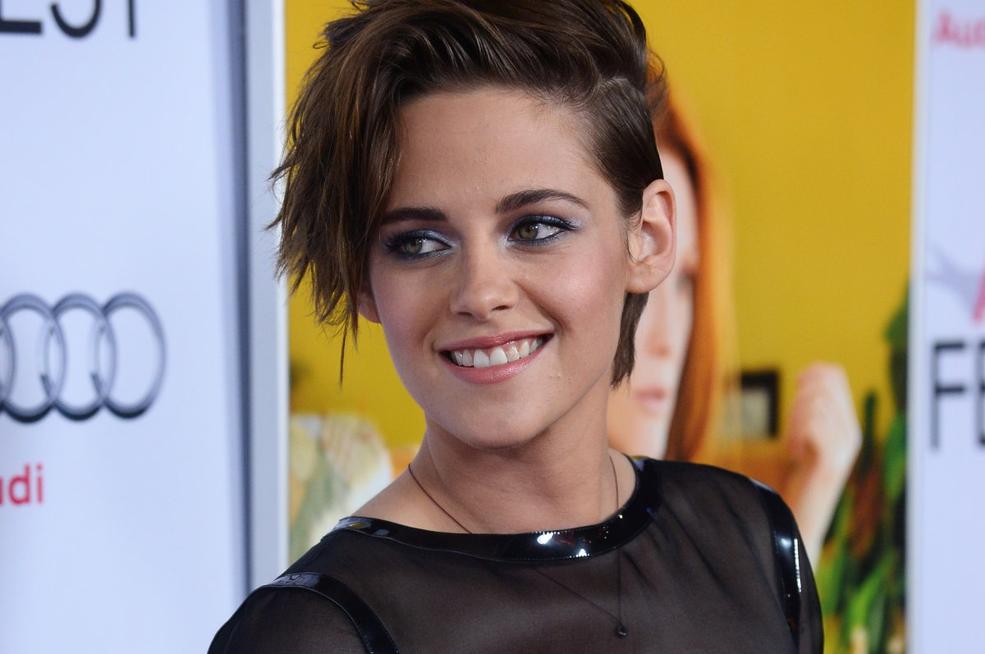 Kristen Stewart est gay, et elle l’a annoncé avec une honnêteté rafraîchissante au grand public lors de son passage à Saturday Night Live en février 2017.Ce moment marquant n’était pas juste une révélation anodine, mais un geste puissant et volontaire, soulignant sa volonté de vivre sa vérité sans détours et sans excuses.