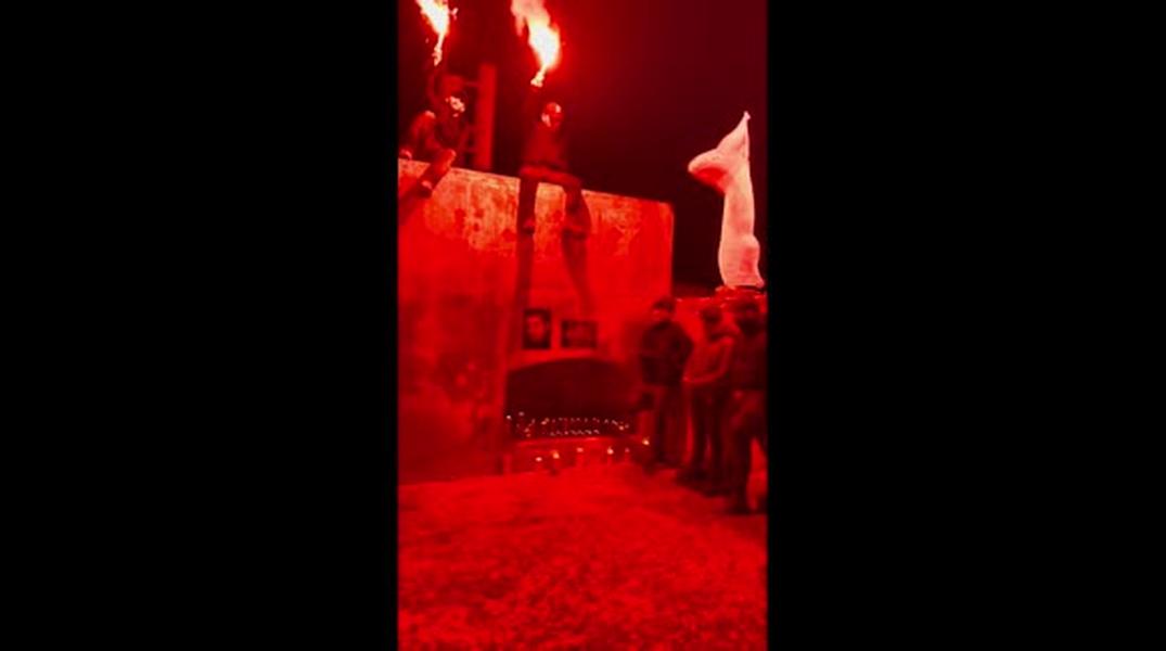 Les funérailles rassemblent plusieurs milliers de personnes. La dépouille arrive à Ajaccio le 23 mars et la cérémonie religieuse a lieu à Cargèse le 25 mars. Le poing levé, la foule entonne l’hymne corse, entourée de nombreux drapeaux indépendantistes.