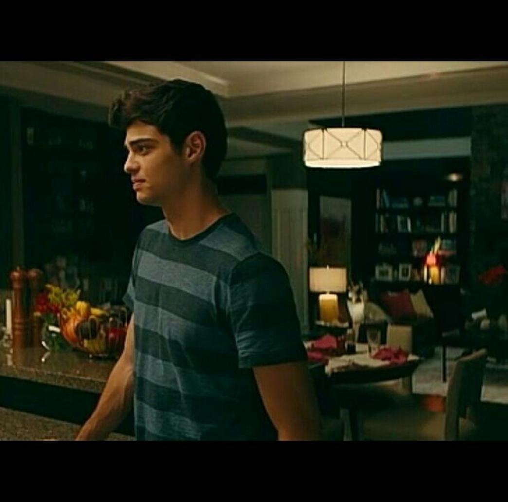 La veille de ce brunch, la paire avait déjà été repérée main dans la main au McCarren Park, à Brooklyn. Mais attention, pas une balade banale : Noah Centineo, dans un geste tendre et plutôt rare en public, faisait un massage de pied à Zoë — un détail qui n’a pas échappé aux amateurs de potins sur Deuxmoi.