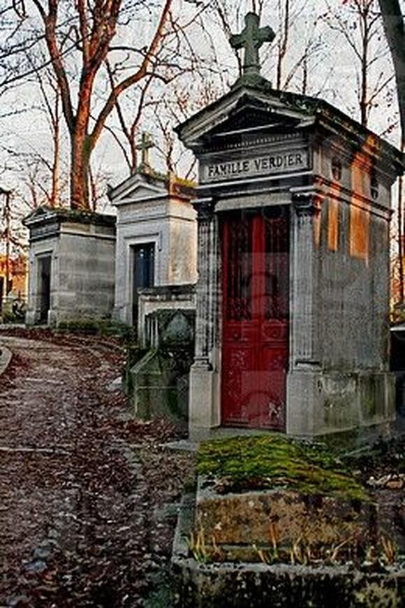 Le 2 août 1992, Michel Berger s’éteint d’une crise cardiaque à Ramatuelle, à seulement 44 ans. Sa mort brutale laisse un vide immense. Pourtant, à travers cet hommage unique, sa lumière continue de briller dans Paris, là où beaucoup viennent encore se recueillir.