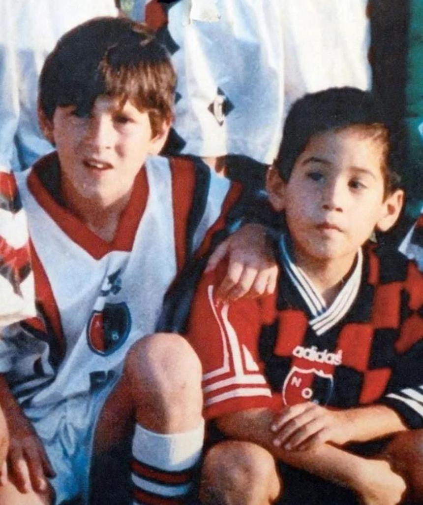 Thiago est souriant, sociable et déjà sous les projecteurs, même s’il profite d’une enfance normale loin du stress médiatique.