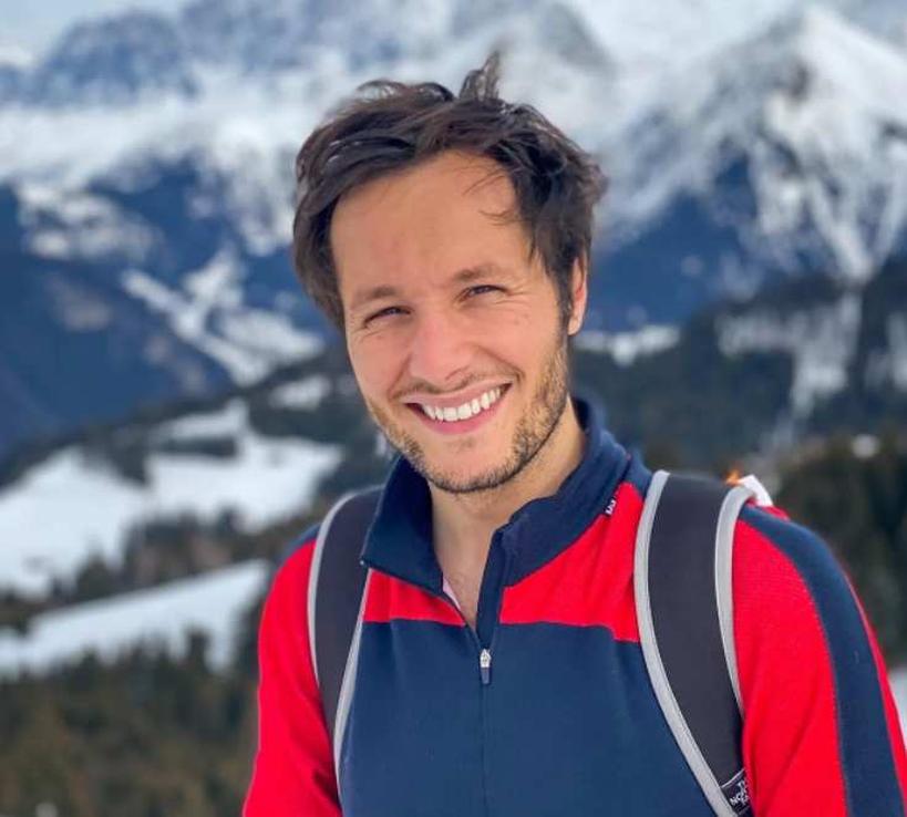 Édouard débute sa carrière de romancier en 2019. Son premier roman,Le Lion sans crinière, publié chez Sable Polaire, marque les esprits.