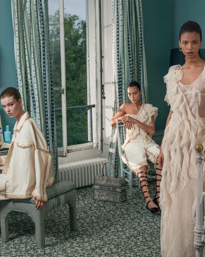 Le film publicitaire se veut un véritable conte visuel. Réalisé par Steven Klein, ami de longue date de Dior, il mêle luxe ancestral et envolées artistiques contemporaines. Le décor de Versailles, ce palais grandeur nature, devient le terrain de jeu de cette déesse incarnée par Rihanna. Chaque image raconte une histoire de métamorphose, une féminité triomphante et solaire.