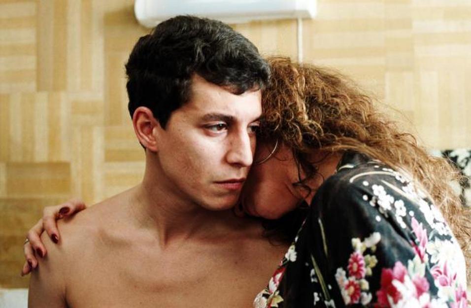 Yasmine Belmadi, acteur français prometteur, meurt dans un accident de scooter le samedi matin à Paris. Il a percuté un lampadaire alors qu’il se débarrassait d’une cigarette, ce qui a conduit à sa disparition brutale à seulement 33 ans. Ce choc a eu lieu à l’angle du pont de Sully et du boulevard voisin, un lieu qui semble désormais marqué par cette perte tragique.