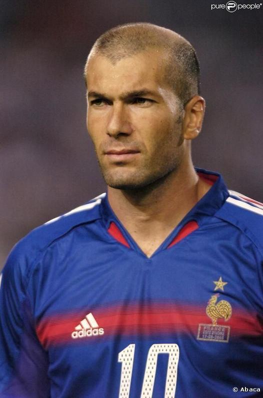 À neuf ans, c’est au club AS Foresta que Zidane débute officiellement sa carrière de footballeur. Le brassard de capitaine autour du bras, il montre déjà ce leadership naturel. En 1982, il rejoint l’US Saint-Henri, club voisin où il porte fièrement le 10. Un an plus tard, c’est le SO Septèmes-les-Vallons qui l’accueille, avec ses couleurs jaune et rouge.