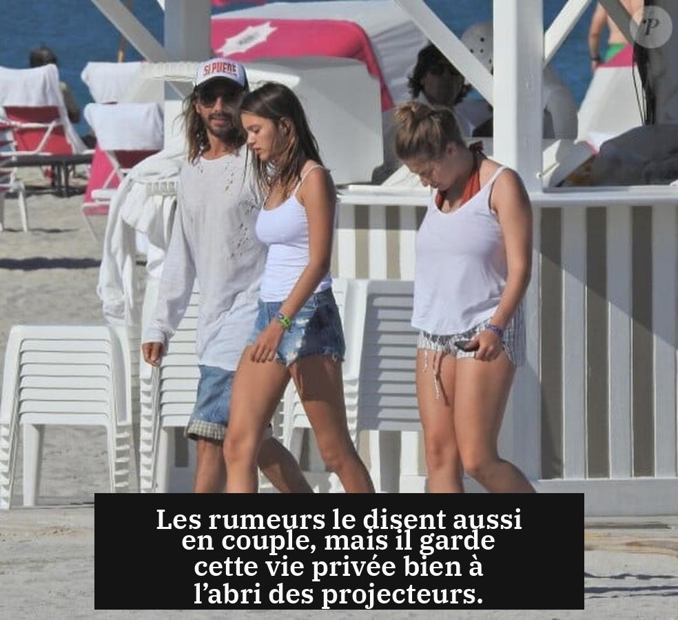 Les rumeurs le disent aussi en couple, mais il garde cette vie privée bien à l’abri des projecteurs.