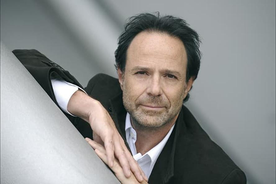 En effet, Marc Lévy se confie souvent avec une franchise touchante. Il avoue dans « Femmes Actuelles » : « J’écris des livres pour la séduire. Je n’ai pas peur de vieillir, j’ai surtout peur de ne plus plaire à ma femme... » Voilà une déclaration d'amour qui fait fondre n’importe quel cœur. Et pourtant, c’est vrai, l’écriture pour lui est plus qu’un métier ; c’est un acte d’amour.