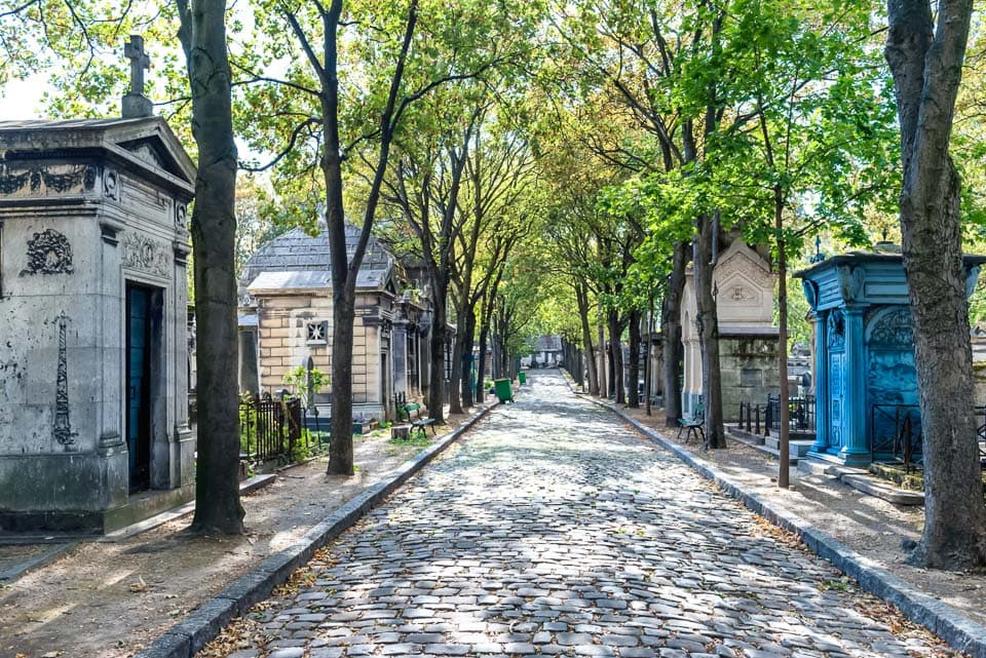 Vous vous demandezoù se trouve la tombe de Michel Berger, ce mythique compositeur et chanteur français disparu trop tôt ? Ne cherchez pas plus loin, la réponse est claire : il repose aucimetière de Montmartre à Paris, en Île-de-France. Mais cette tombe n’est pas une simple pierre parmi les milliers d’autres. C’est un véritable havre de paix qui réunit plusieurs membres de sa famille, et porteur d’une histoire touchante.