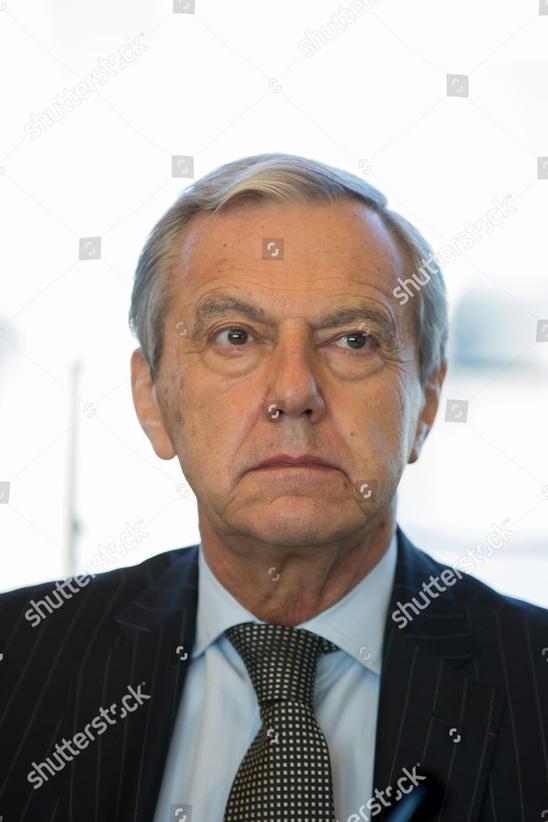 Pourtant, une fan a affirmé avoir aperçu le journaliste, seul, déambulant près de son domicile. Était-ce un moment de solitude ou juste un passage opportun ? La réponse reste dans le flou, car aucune confirmation officielle ne vient valider ces hypothèses.