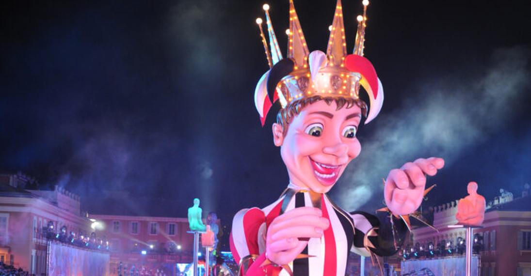 Pendant le carnaval, la Place Masséna, le jardin Albert 1er et la Promenade des Anglais s’animeront du 16 février au 2 mars 2024, avec défilés, batailles de fleurs, bals costumés et spectacles. Une occasion en or pour admirer la fusion imaginative du roi du futur et de la pop culture.