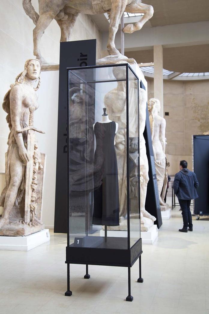 En septembre 2024, une exposition originale intitulée « Les Subtilités d’un Dialogue » s’installe au siège parisien de Kering, 40 rue de Sèvres. Ce dispositif met en avant des créations de Balenciaga et de son actuel directeur artistique, Demna Gvasalia, offrant un pont créatif entre héritage et contemporanéité.