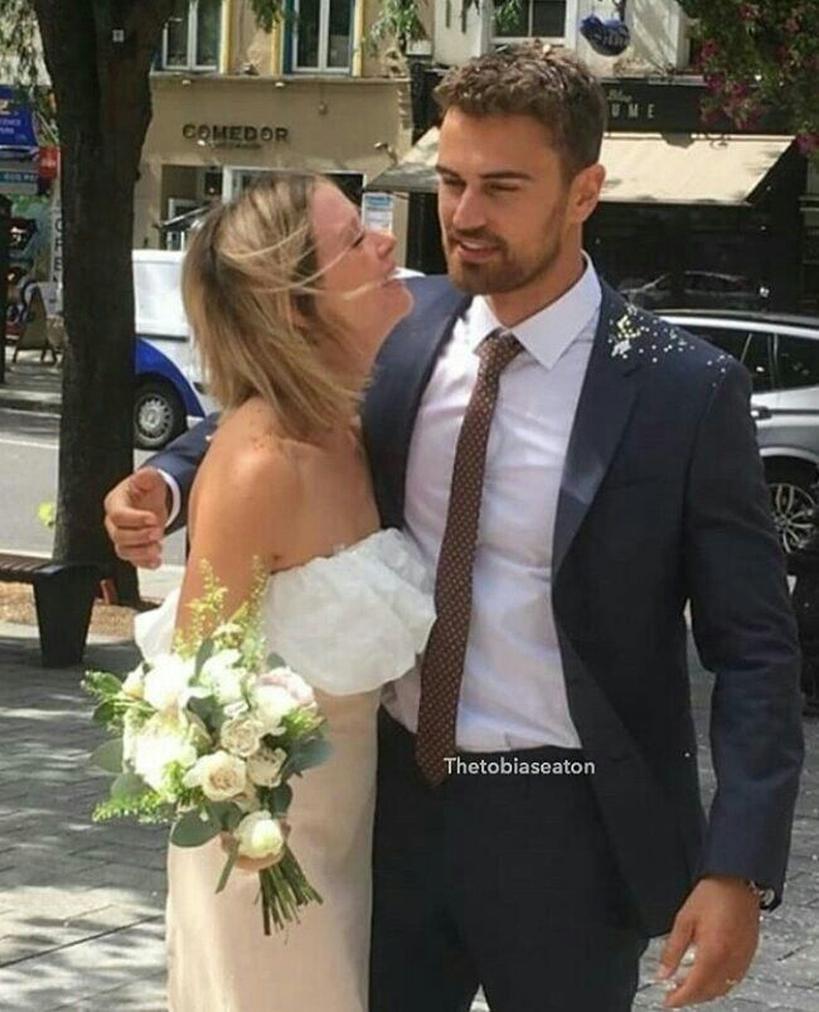 Depuis leur mariage, Theo James et Ruth Kearney ont vu leur famille s’agrandir. Ils ont accueilli leur première fille en août 2021. Deux ans plus tard, un garçon est né. Pourtant, ni leurs prénoms ni leurs visages ne sont révélés publiquement. Une règle tacite de leur couple : rester discrets pour protéger l’innocence de leurs enfants.