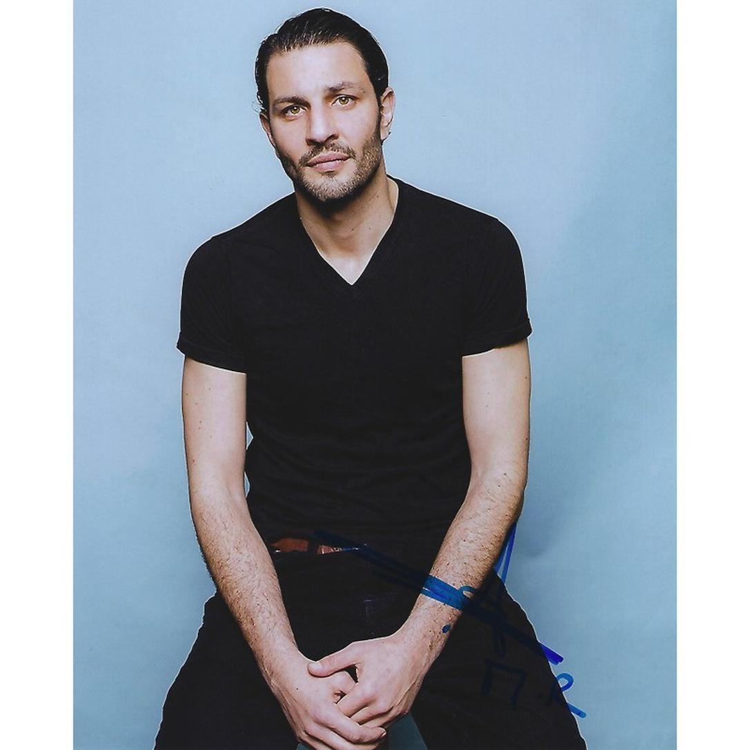 Marc Ruchmann vie privée, voilà un sujet qui titille la curiosité de ses fans. Qui est vraiment l’homme derrière l’acteur charismatique de Plan Cœur et Mémoire Vive ?Discrétion oblige, les infos sont rares, mais chaque détail déniché vaut de l’or. Alors, plongeons dans cette bulle intime en respectant son choix de garder certaines zones d’ombre.
