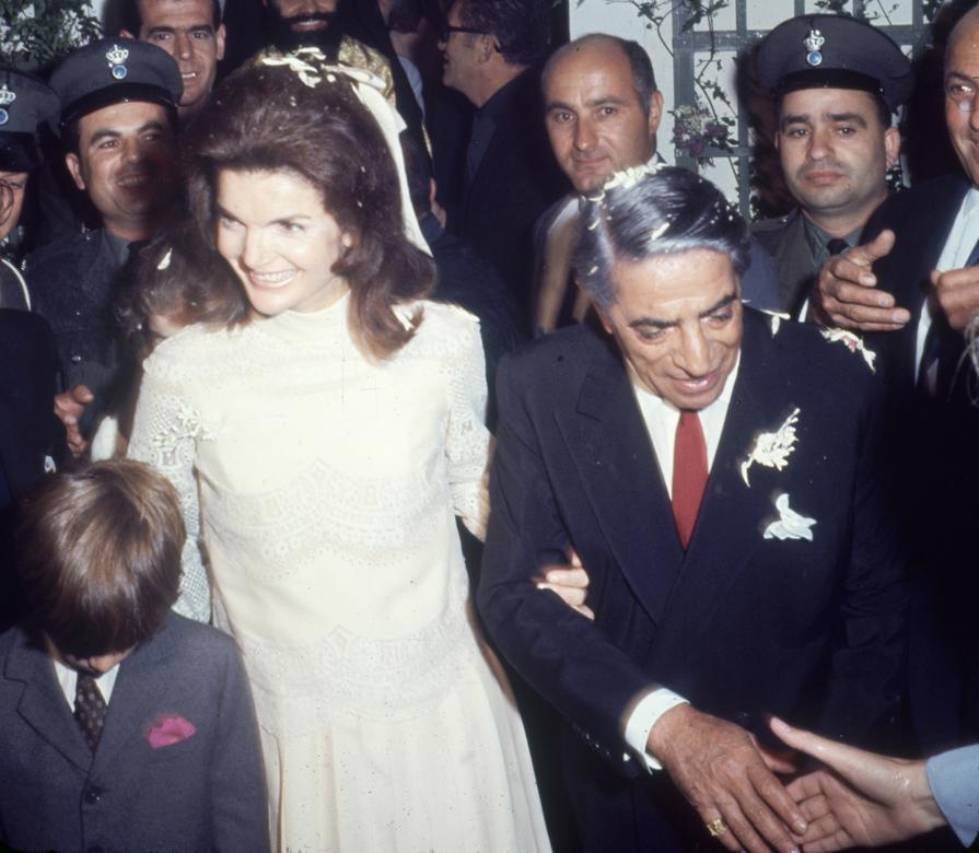 Les longs silences remplacèrent rapidement l’effervescence du début. Jackie, malgré la richesse et le titre, mena souvent une vie solitaire, bien loin de l’image glamour évoquée.