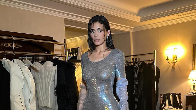 Kylie Jenner ne passe jamais inaperçue. Elle adore les médias, la mode, et surtout, les événements qui mettent en lumière ses looks impeccables. Lors du 2ème Annual Image Makers deMarie Claire, Kylie a brillé. En fait, elle est une habituée des couvertures et des happenings de ce magazine prestigieux. Chaque apparition célèbre ses looks sur tapis rouges et galvanise son rôle de muse mode.
