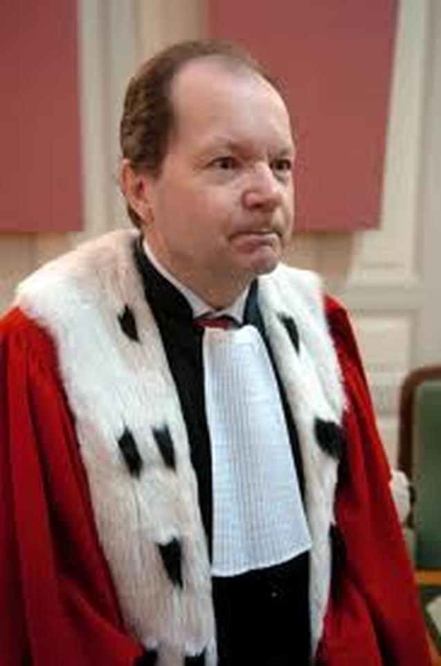 Philippe Bilger ne se limite pas à sa carrière. Il conjugue magistrature, littérature, musique et vie familiale. Sa famille, avec Pascale à ses côtés, demeure un soutien essentiel face aux tourments professionnels.