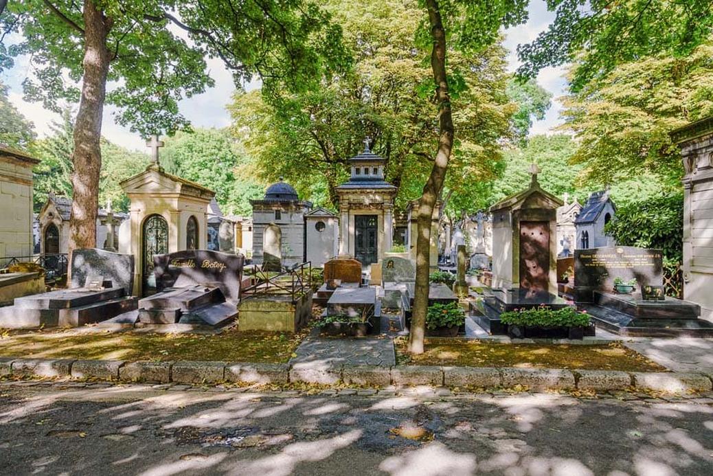 Avec cette visite virtuelle, l’identité artistique de Michel Berger continue de s’épanouir, entre ombre et lumière, dans le mythique cimetière de Montmartre. Une ultime balade que nous vous invitons à tenter, en hommage à l’homme derrière la légende.