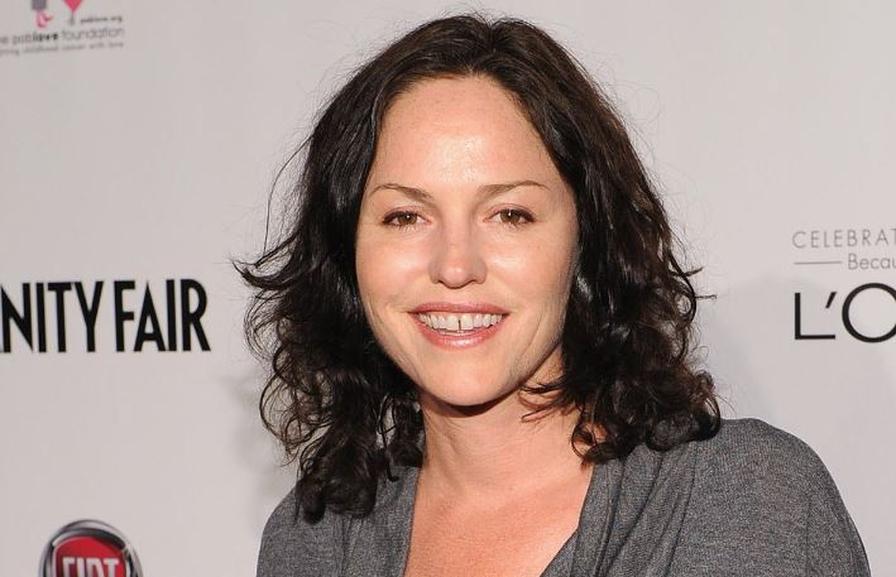 Jorja Fox ne cache pas que ses jeunes années n’ont pas toujours été faciles sur le plan de l’apparence. Elle a confié avoir été en surpoids durant son enfance et avoir eu un écart important entre les dents. Rien qui n’a entamé son énergie ou sa volonté. Cela nous rappelle que l’enfance, avec ses défis et ses singularités, construit les adultes d’aujourd’hui. Vous voyez, même les stars passent par là !