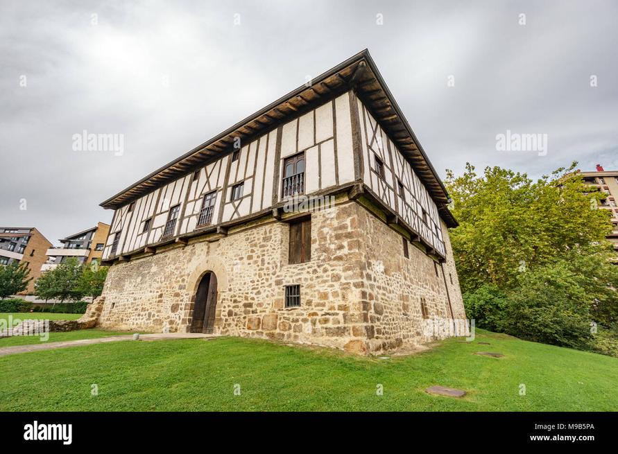 Située au cœur des paysages typiques de la côte basque, la maison de Bixente offre une vue exceptionnelle. Entre montagnes verdoyantes et mer à perte de vue, on comprend instantanément pourquoi un tel cocon inspire bien plus qu’un simple refuge : une véritable ode à la nature et au bien-être. La proximité de la plage lui permet d’ailleurs de jongler aisément entre surf et préparation physique.
