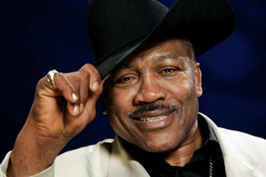 La famille de Joe Frazier a demandé à pouvoir vivre leur deuil dans l’intimité. Dans un communiqué, elle a annoncé qu’elle organiserait bientôt une “célébration du retour à la maison” de leur père.