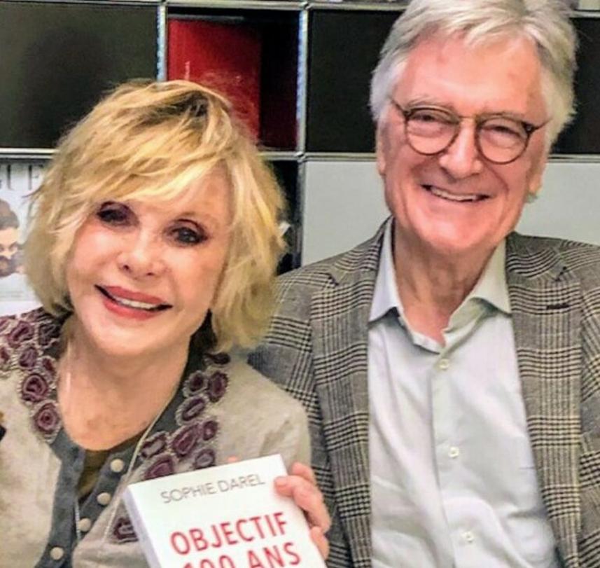 Bernard Golay épouse ? C’est Sophie Darel, la chanteuse, présentatrice et actrice française, qui a partagé sa vie dans les années 1970.Oui, vous avez bien lu : derrière le célèbre animateur de TF1 se cache une histoire d’amour avec une icône du petit écran. Plongeons dans cette relation qui mêle passion, médias et empathie.