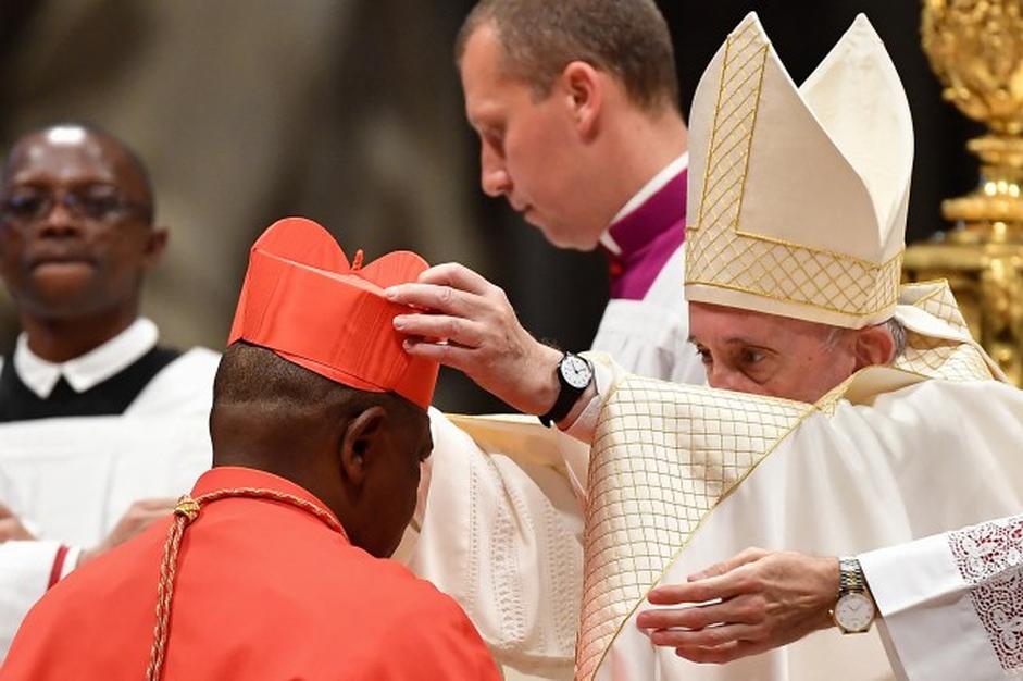 Enfin, Fridolin Ambongo, cardinal congolais, pourrait surprendre. Né en 1960, cet archevêque de Kinshasa depuis 2018 s’est fait connaître par son engagement contre la corruption, la pauvreté et les crises politiques. Nommé cardinal en 2019 par François, il représente une génération de prélats africains engagés, soucieux de rendre l’Église pleinement présente dans les combats démocratiques et sociaux. Autre style, autre énergie.