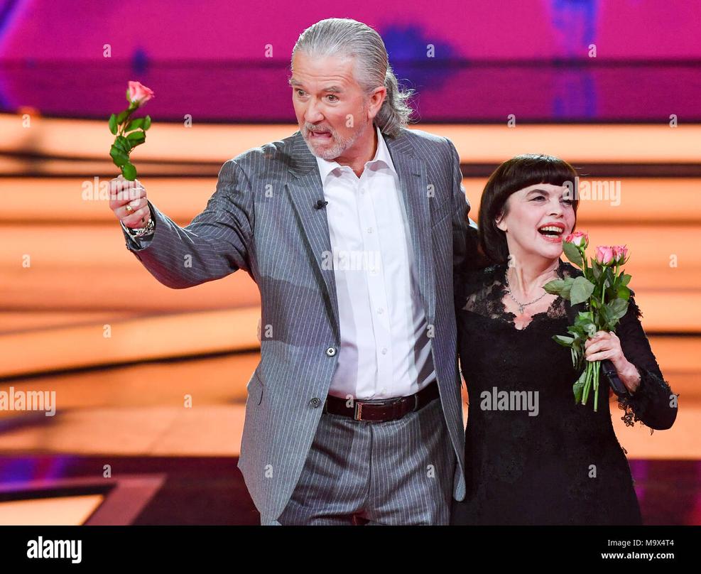 Mais comme toute star de renom, l’aura de Mireille attise la curiosité. Au fil des ans, plusieurs noms ont été associés à sa vie amoureuse, souvent sans fondement solide. Johnny Halliday, le roi du rock français, fait partie des prétendants supposés. François Hollande, ancien président, a aussi été évoqué. On parle même de Pierre Cardin ou d’Édouard Balladur. Le fascinant mélange des genres !