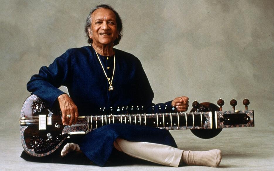 La musique sert dans les temples et divertit aussi. La tradition guru-shishya assure un enseignement gratuit, un lien sacré entre maître et disciple. Ce système renforce aussi un réseau social fondé sur le mécénat et les castes spécifiques. Bollywood propulse l’industrie musicale vers son public mondial.