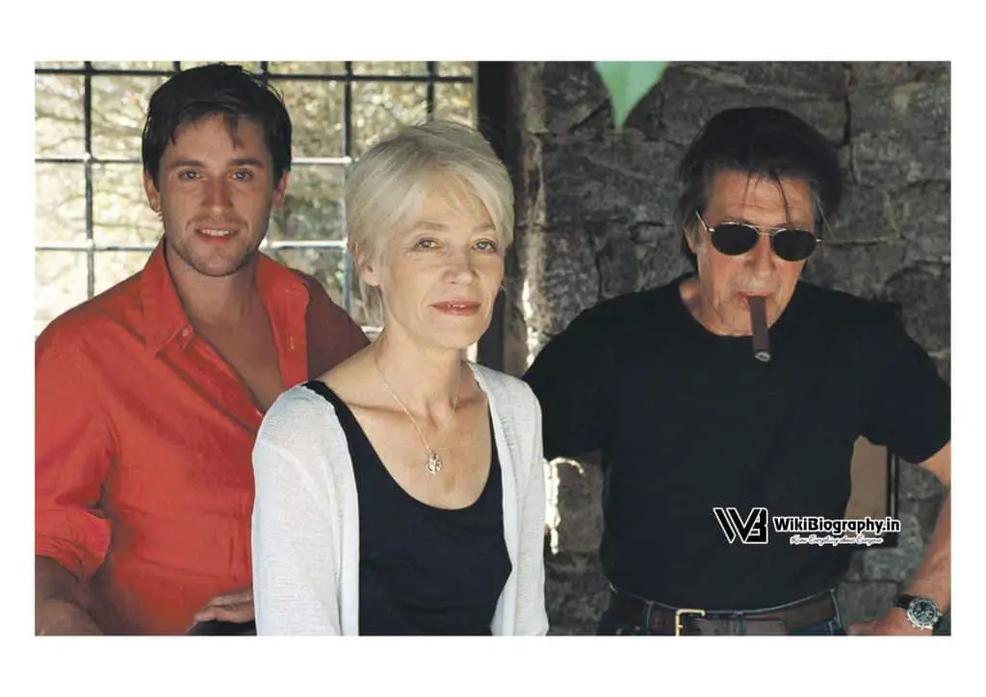 Cette maison, construite en 1966 sur un terrain offert par l’ex-compagnon de Françoise Hardy, incarne l’attachement de Dutronc à la Corse. Malgré leur séparation, elle reste le refuge du chanteur, où il partage désormais sa vie avec Sylvie, sa compagne actuelle. Ce décor idyllique est aussi le théâtre d’une cohabitation surprenante entre homme et chats.