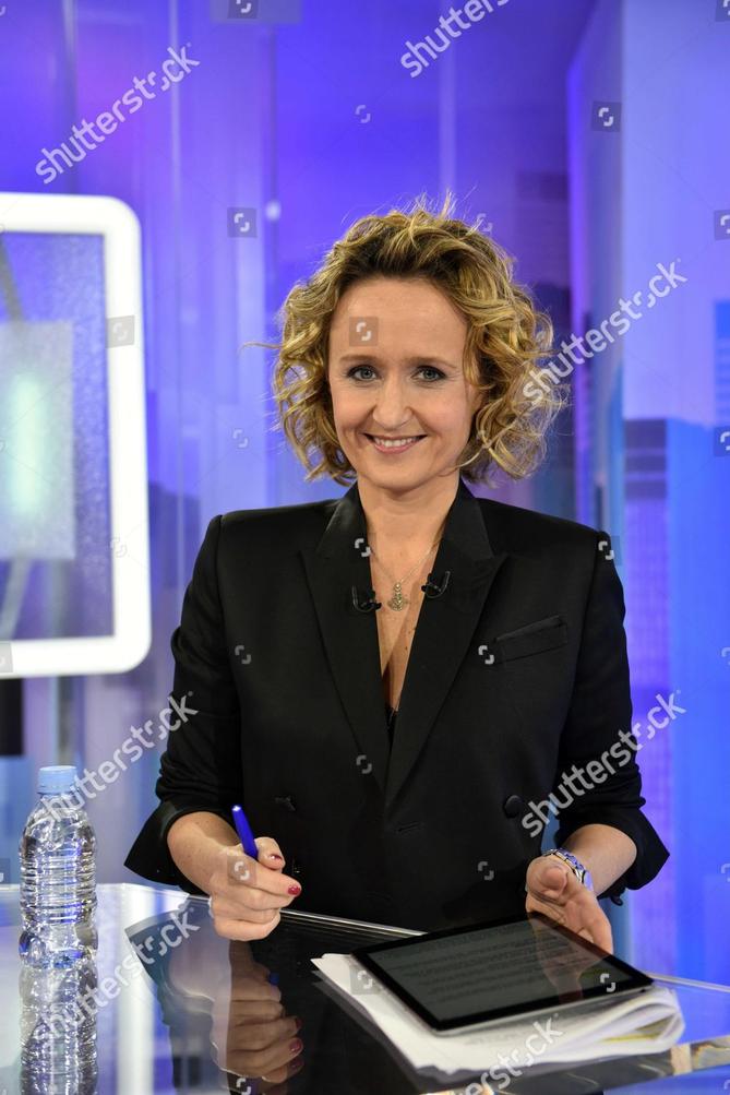 Le salon fait office de pièce familiale, avec un espace dédié au bureau où Caroline prépare ses émissions. La cuisine, bien que petite et fermée, est très fonctionnelle et aménagée pour les repas en famille.