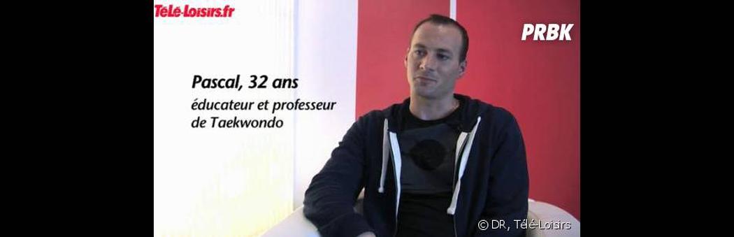 On pourrait croire qu’être reconnu, c’est forcément payer plus. Pascal démontre que la réalité est un peu plus complexe. Il aime à dire qu’il a la chance de faire son métier à la télévision, mais il ne se sert pas de la télé pour faire son métier. Par là, il insiste sur son identité première : éducateur et accompagnateur, plus que simple animateur.
