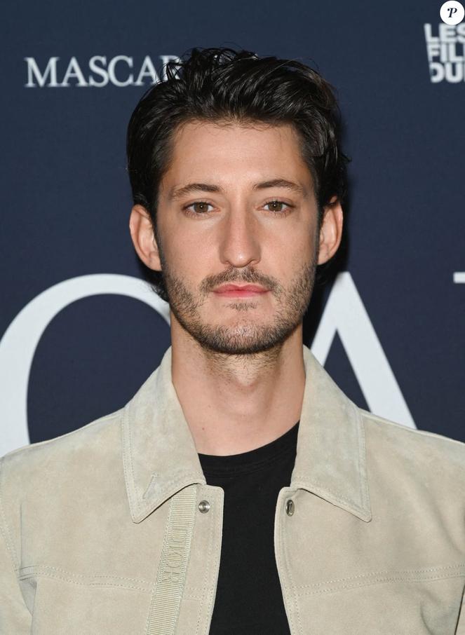Nicolas Bedos, connu pour son regard acéré et son habileté à diriger, retrouve Pierre Niney après leur collaboration sur "OSS 117 : Alerte rouge en Afrique Noire". Outre Niney et Isabelle Adjani, le casting inclut Marine Vacth, François Cluzet, Emmanuelle Devos, Laura Morante et Charles Berling, formant un plateau impressionnant qui dynamise l’intrigue. La direction d’acteurs est un point fort du film; Bedos guide chaque interprète pour offrir des performances convaincantes et nuancées. Pierre Niney, en particulier, est salué pour sa solidité et sa capacité à s’immerger totalement dans son rôle aux multiples facettes.