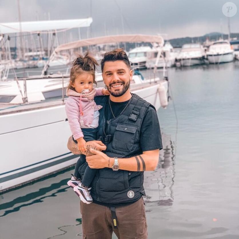 Le 30 novembre, Kévin a annoncé à sa communauté via TikTok qu’il était de nouveau en couple avec Chloé, une annonce qui a déconcerté beaucoup d’abonnés. Leur relation, marquée par plusieurs ruptures et rumeurs, semblait improbable à reprendre.