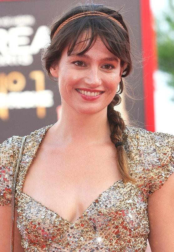 Marie explique que découvrir l’œuvre achevée, en particulier le duo qu’elle forme avec Grégory Gadebois, a été une révélation. Leur alchimie est palpable, une sorte de « cocktail détonant ». Ce sentier émotionnel qu’estLes Choses simplestouche à la solitude, à la rapidité folle du monde moderne, et aux détresses qu’on cache souvent derrière un sourire.