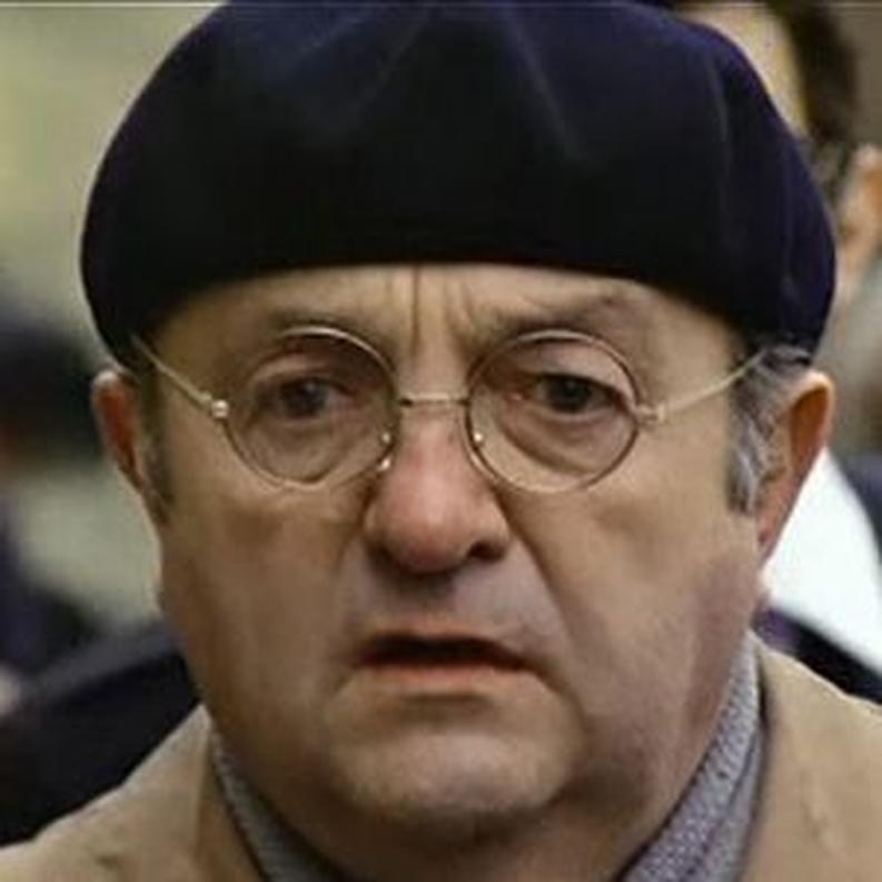 Bernard Blier, le célèbre acteur français, n’a pas de tombe personnelle. En effet, il a fait don de son corps à la science, ce qui signifie que ses cendres ont été dispersées, sans une sépulture classique. Ainsi, on ne trouvera pas de pierre tombale surmontée de son nom dans un cimetière traditionnel.