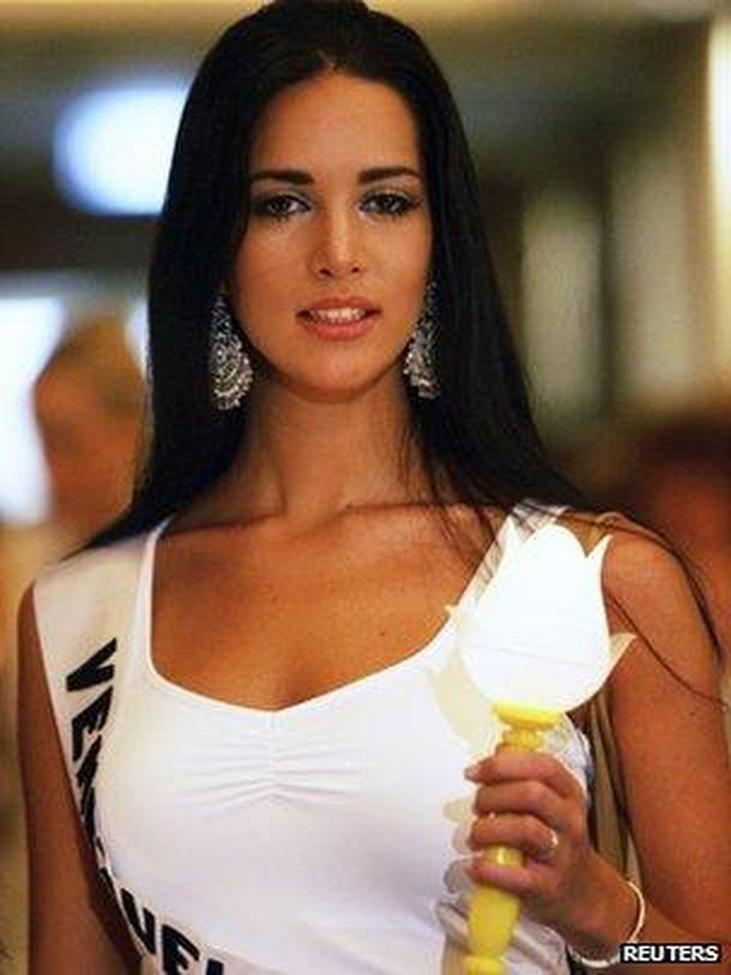 Le meurtre de Monica Spear ne doit pas seulement être un fait divers, mais un signal d’alarme. Il révèle les failles profondes d’un système où la violence est si banalisée qu’elle frappe même les plus en vue. Les condamnations, bien que symboliques, ne résolvent pas le problème de fond.