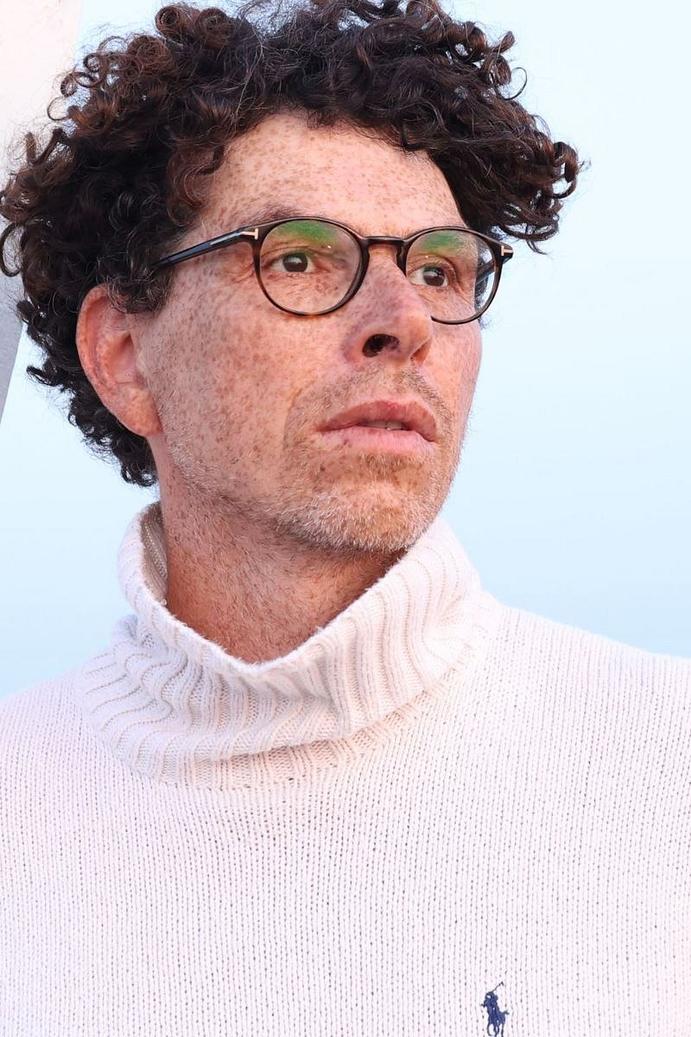 À l’heure où la vie privée des célébrités est devenue un spectacle, Christophe Rippert reste un modèle de retenue. On pourrait presque dire qu’il joue son rôle de la vie comme il le fait sur scène, avec mesure, authenticité, et un brin de mystère.