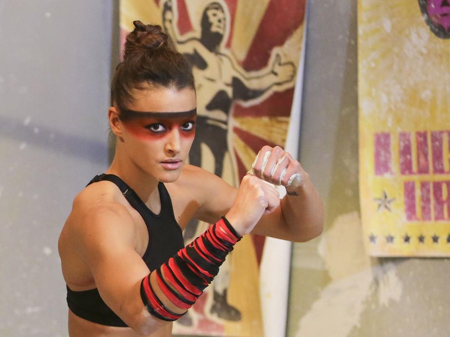 Ce jeune homme n’est pas qu’une figure télévisuelle. C’est un pratiquant accompli d’arts martiaux, notamment le Wushu, un art martial asiatique.