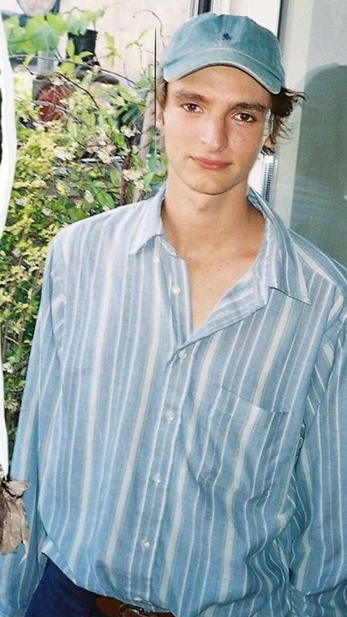 À seulement 4 ans, Vassili vit une perte douloureuse : son frère Vadim décède accidentellement lors du tournage de la série « 15/Love ». Cet événement lourd influence sa vocation d’acteur, inspiré par l’exemple de Niels.