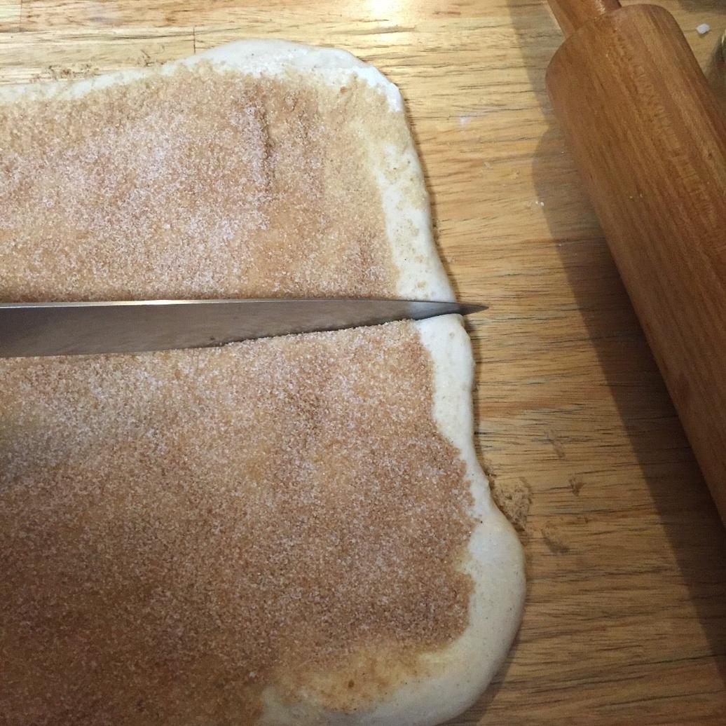 Ce n’est pas qu’un simple jeu. La fève incarne lachanceet laprospérité. Autrefois, la personne qui tombait dessus devenait "roi" ou "reine", régnant avec couronne en papier, en maître du festin et de la fête. Un petit coup d’œil complice, une montée d’excitation palpable, et voilà que la tradition se perpétue, festive et pleine de sourires.