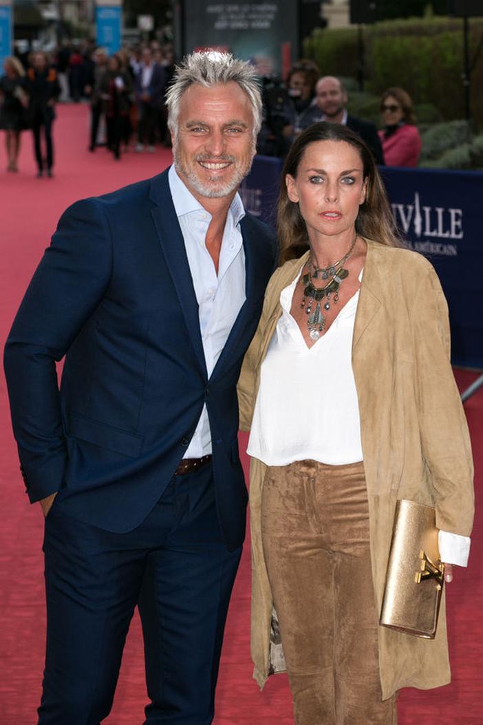 La transition entre maîtresse et compagne officielle n’a pas été simple. Maëva et David, avec leurs 22 ans d’écart, filent aujourd’hui le parfait amour et ont accueilli une petite fille, Ever, née en 2018, symbole d’un nouveau départ pour l’ancien footballeur.