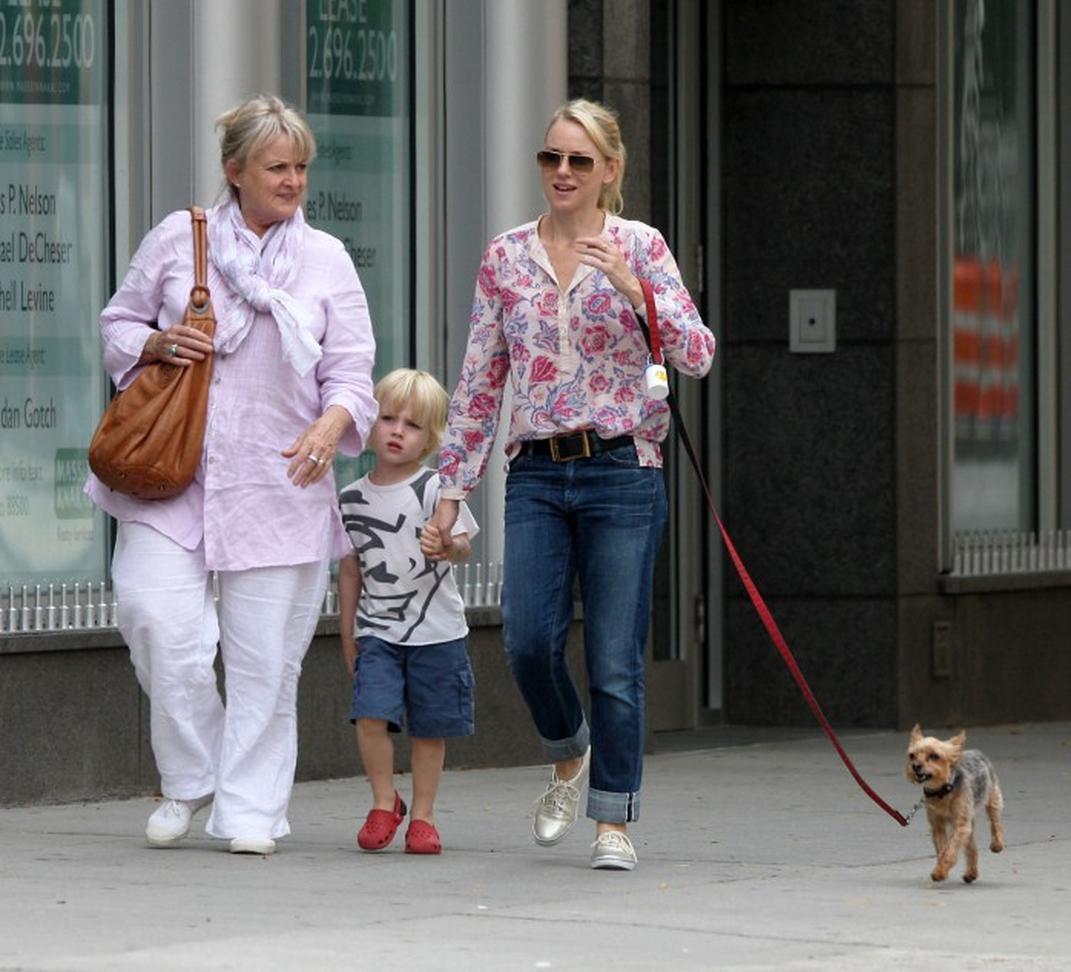 Naomi Watts a deux enfants : Sasha, né en 2007, et Kai, né en 2008. Ils sont issus de sa relation avec l'acteur Liev Schreiber.